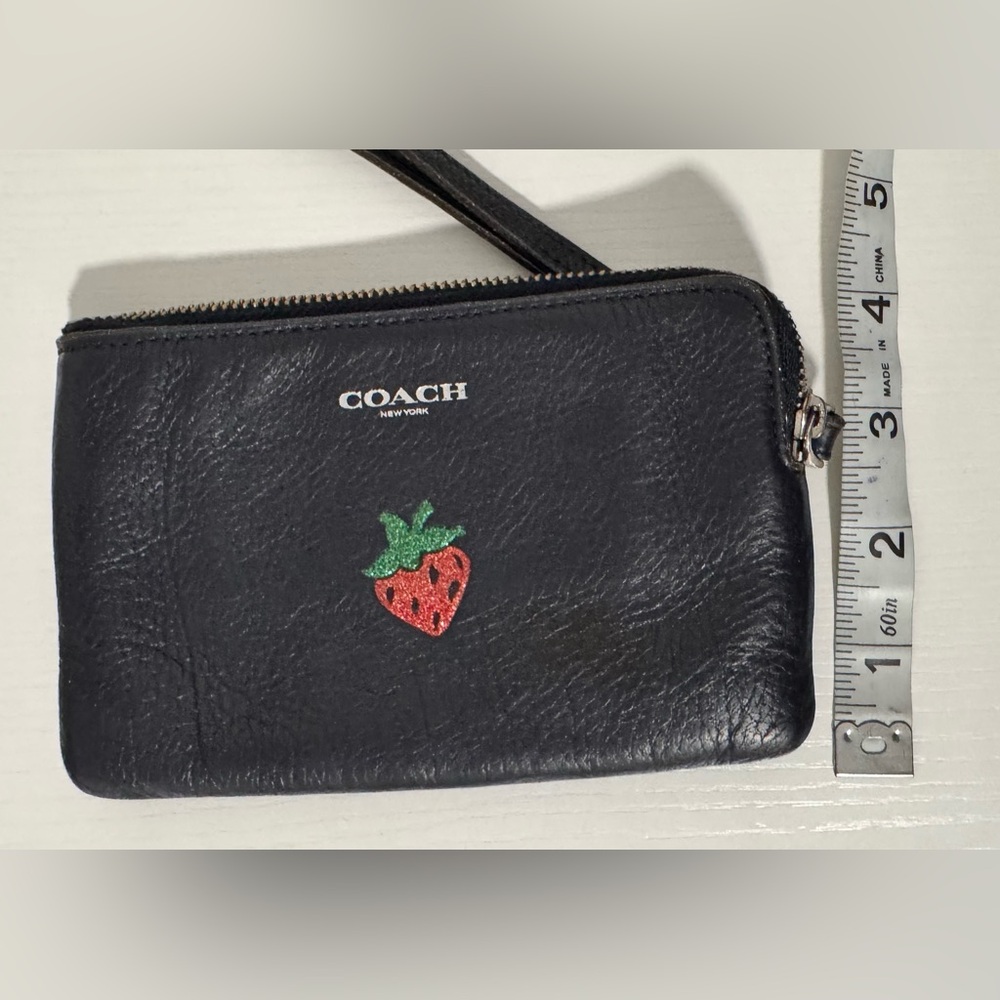 Elegant Black Zippered Wallet - Picture 2 of 5
